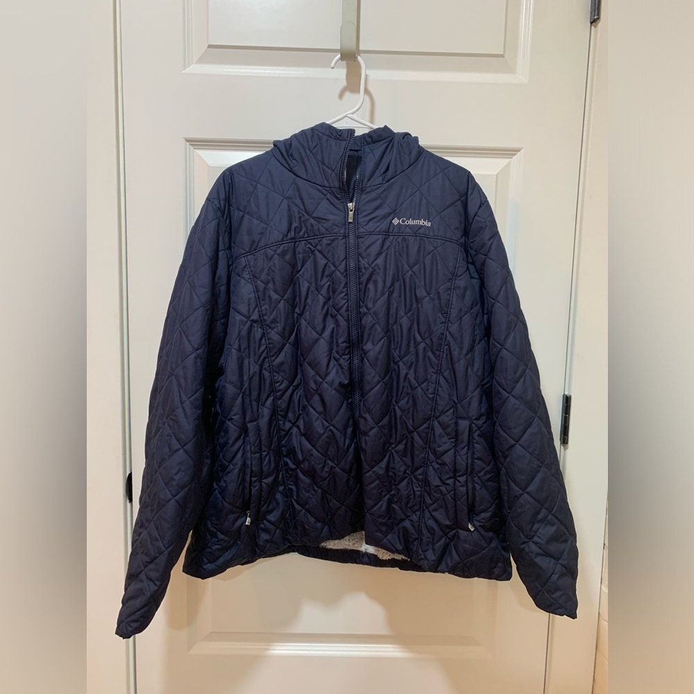 Columbia Puffer Coat/ C: Navy Blue with Fuzzy inside/ S: X-Large (fits like a M)